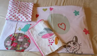 Conjunto funda nórdica, lámpara y cuadro a juego.