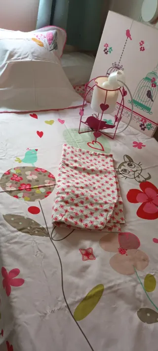 Conjunto funda nórdica, lámpara y cuadro a juego.