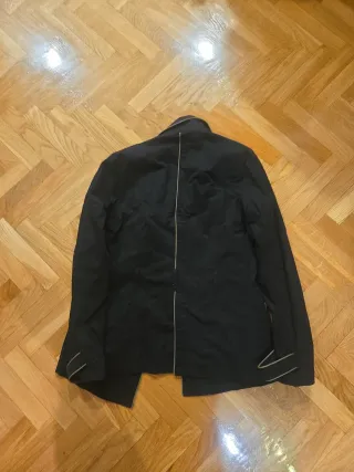 Chaqueta negra con ribete