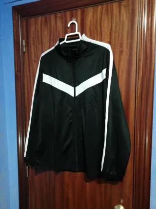Chaqueta chándal negra talla 16 años