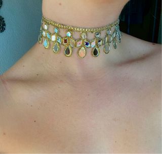 Gargantilla dorada con espejos y abalorios