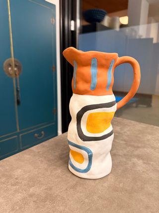Jarra de cerámica artesanal multicolor