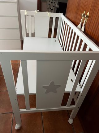 Cuna de bebé blanca con colchon incluido