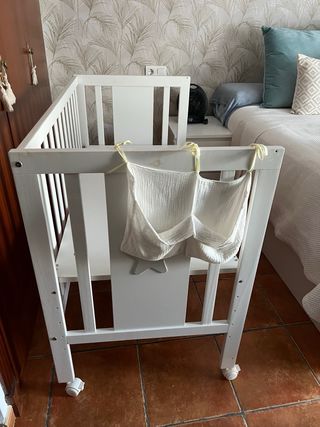 Cuna de bebé blanca con colchon incluido