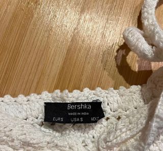 Top Bershka blanco crochet