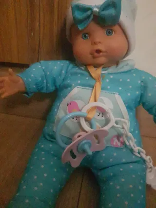 Muñeco bebé con pijama azul y lazo