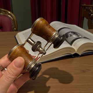 Antico binocolo da opera con custodia fine 800