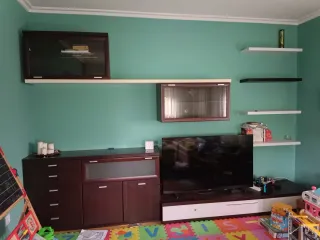 Mueble de salón madera y cristal.