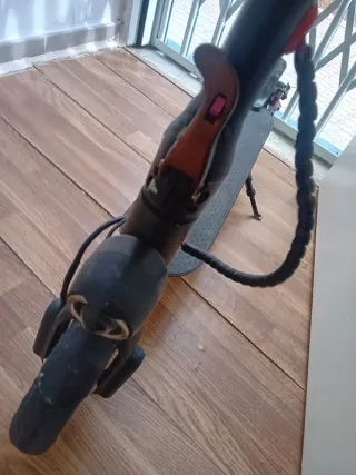 Patinete eléctrico negro