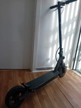 Patinete eléctrico negro