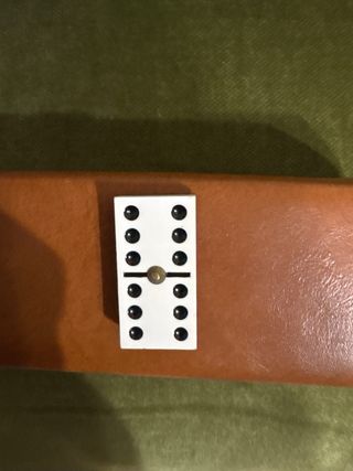 Domino vintage en estuche de piel.