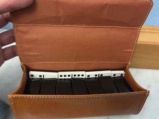 Domino vintage en estuche de piel.