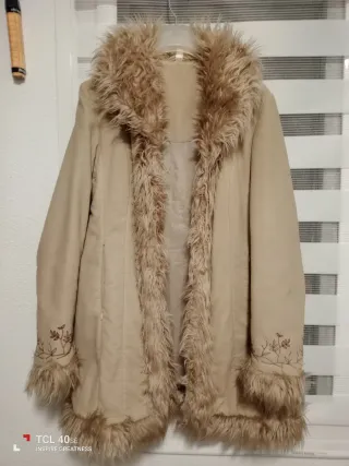 Abrigo beige con pelo y bordado