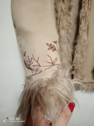 Abrigo beige con pelo y bordado