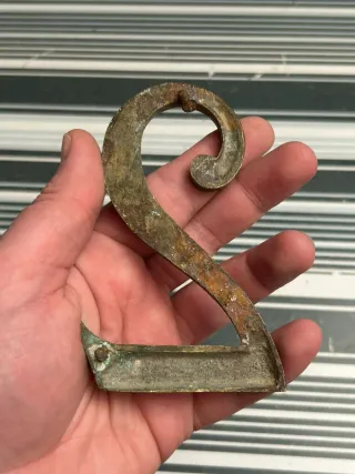 Número de casa de latón antiguo