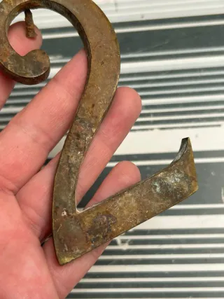 Número de casa de latón antiguo