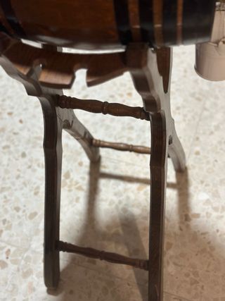 Barril de vino de madera con pie