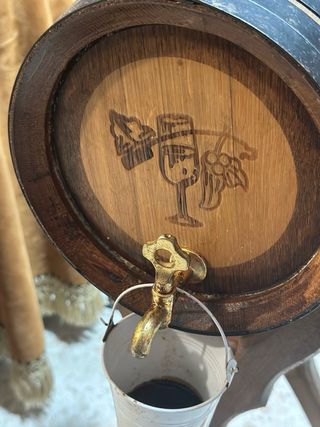 Barril de vino de madera con pie