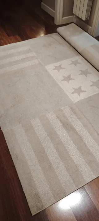 Alfombra infantil beige con estrellas