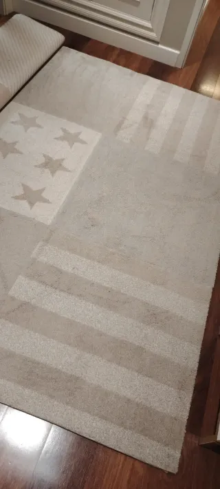 Alfombra infantil beige con estrellas