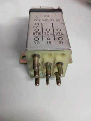 Relé Mercedes-Benz 10A con portafusibles