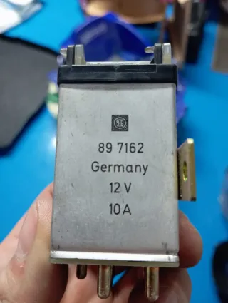 Relé Mercedes-Benz 10A con portafusibles