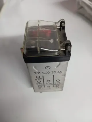 Relé Mercedes-Benz 10A con portafusibles