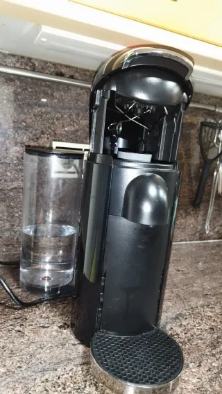 Cafetera Nespresso Vertuo Plus Negra
