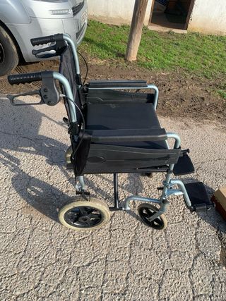 Silla de ruedas con frenos