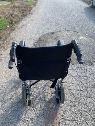 Silla de ruedas con frenos