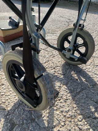 Silla de ruedas con frenos