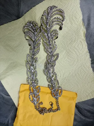 Collar plateado con pendientes a juego de fantasia