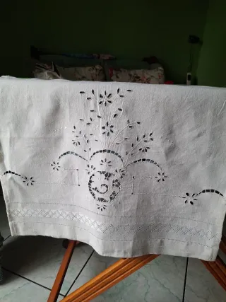Tendina antica in lino ricamata