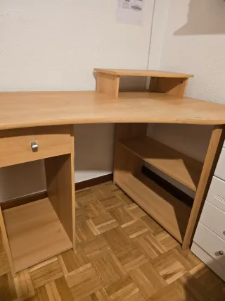 Escritorio de madera con cajón y estantes