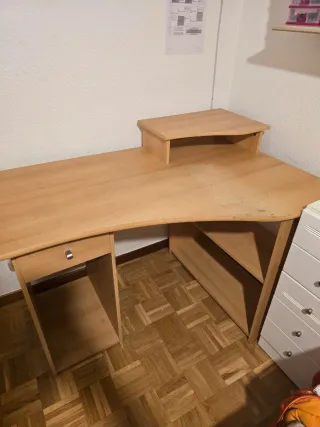 Escritorio de madera con cajón y estantes