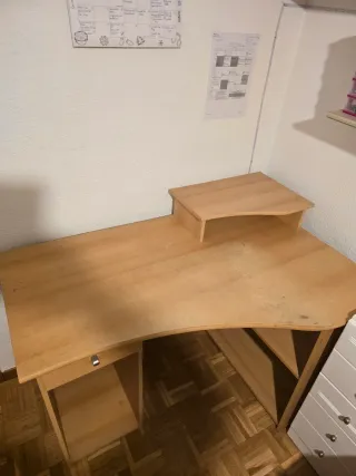 Escritorio de madera con cajón y estantes