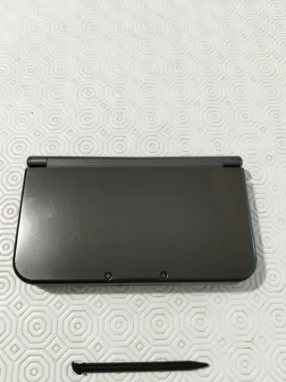 Nintendo 3DS XL Negra con cargador y funda