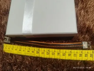 Pulsera UNO de 50 de cuero negra y naranja