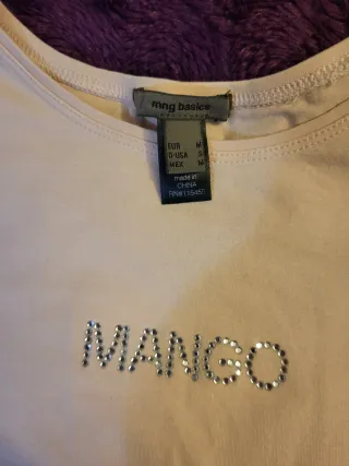 Camiseta Mango con letras de cristal
