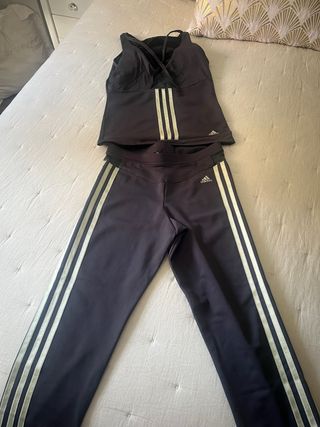 Conjunto deportivo Adidas negro y dorado