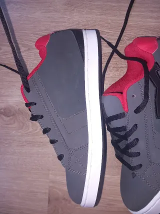 Zapatos DC Shoes grises y rojos
