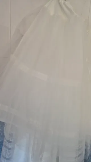 Vestido de comunión blanco con fajín rosa.