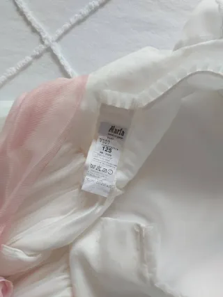 Vestido de comunión blanco con fajín rosa.