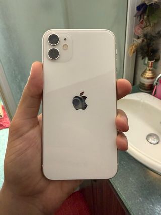 iPhone 11 Argento in ottime condizioni.