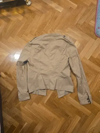 Americana beige con parches