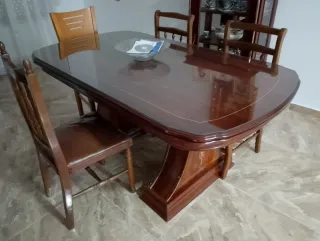 Mesa de comedor de madera y cristal