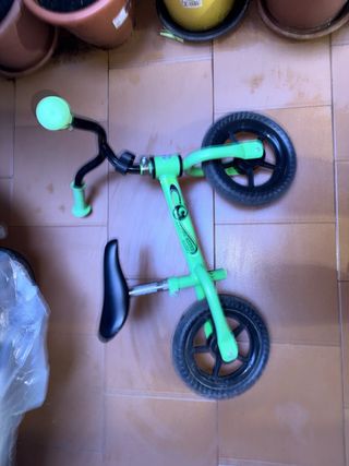 Bicicleta de equilibrio verde