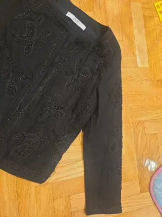 Chaqueta negra bordada