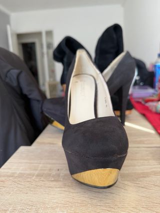 Tacones negros plataforma dorada talla 40