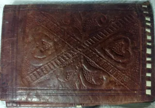 Cartera de piel grabada.